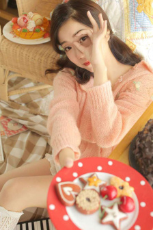 地铁蓝衣少女